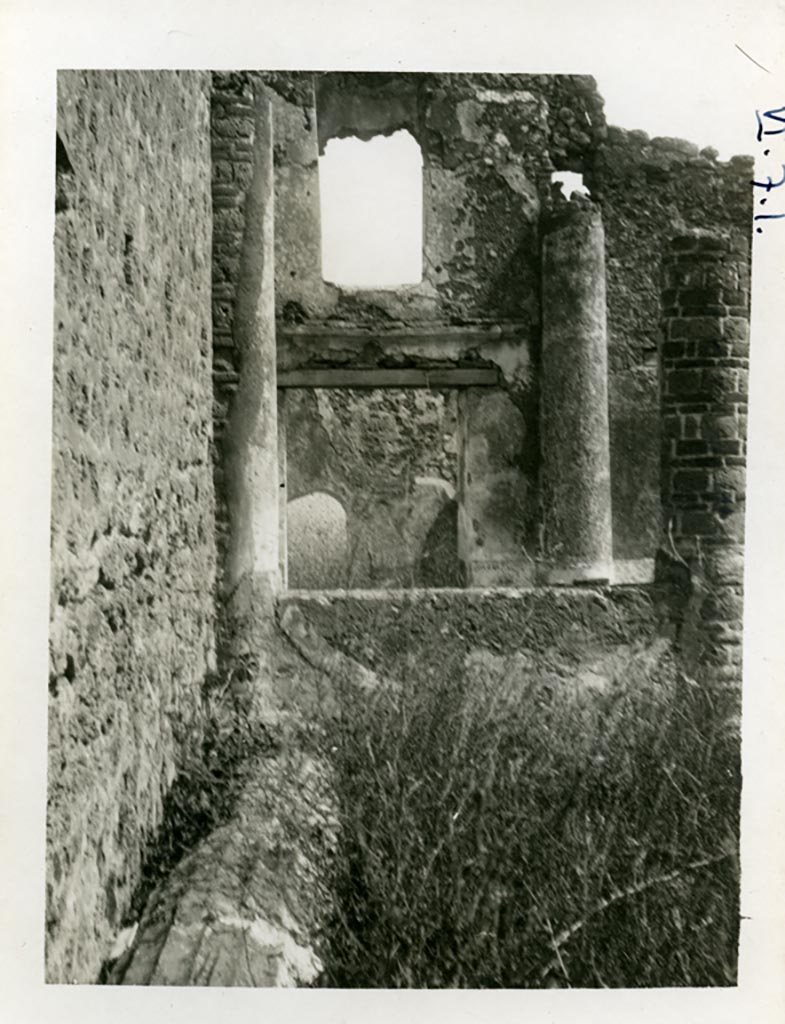 VI.7.1 Pompeii. Pre-1937-1939. Looking east.
Photo courtesy of American Academy in Rome, Photographic Archive. Warsher collection no. 94.
