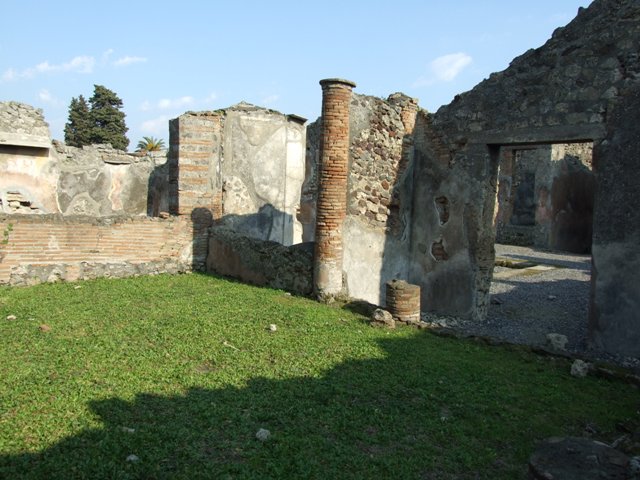 VI.7.6 Pompeii.  March 2009.  Room 9.  Small Tablinum, with wide window onto garden area.