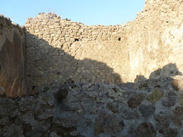 VI.7.15 Pompeii. December 2007. Looking north over wall into large room or triclinium on south side of yard. Photo taken from VI.7.14.