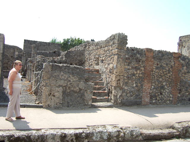 VI.7.17 Pompeii. September 2004. Steps to upper floors.