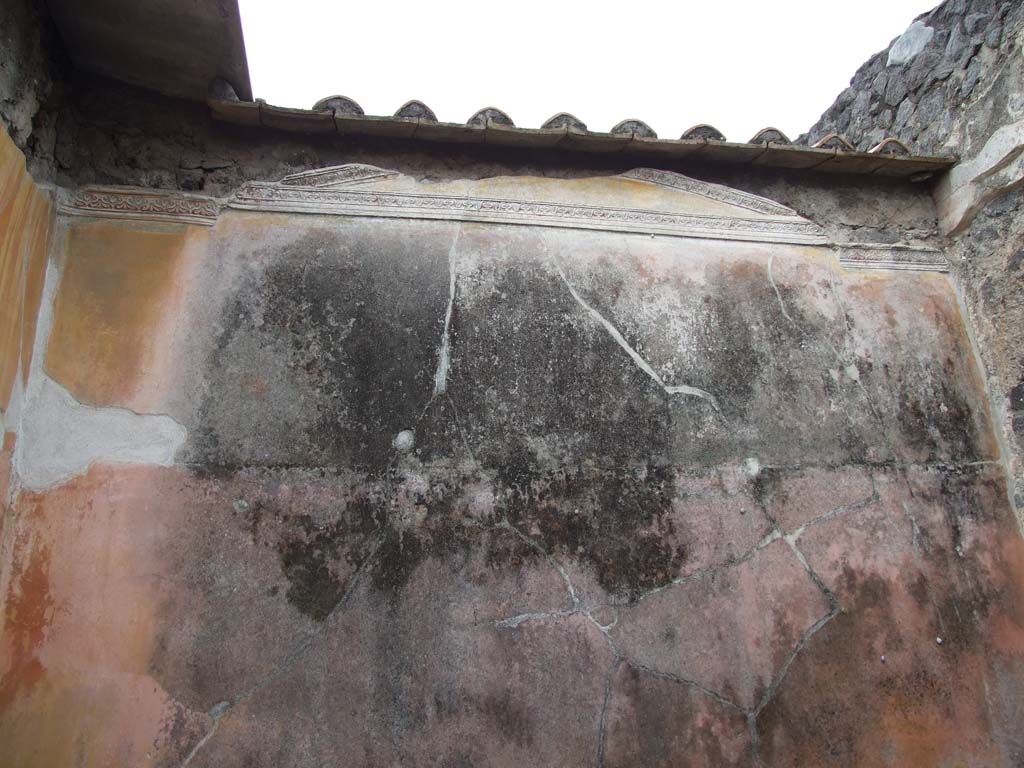 VI.7.23 Pompeii. December 2006. Decorative wall plaster in cubiculum to north of tablinum, 