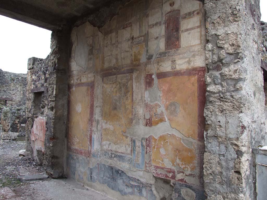 VI.7.23 Pompeii. December 2006. North wall of tablinum, looking west.  
On the left at the rear of the tablinum, the painted remains of the north wall of the courtyard can still be seen.
The wall had a window into a room, with its doorway in the corridor leading to the garden area.
