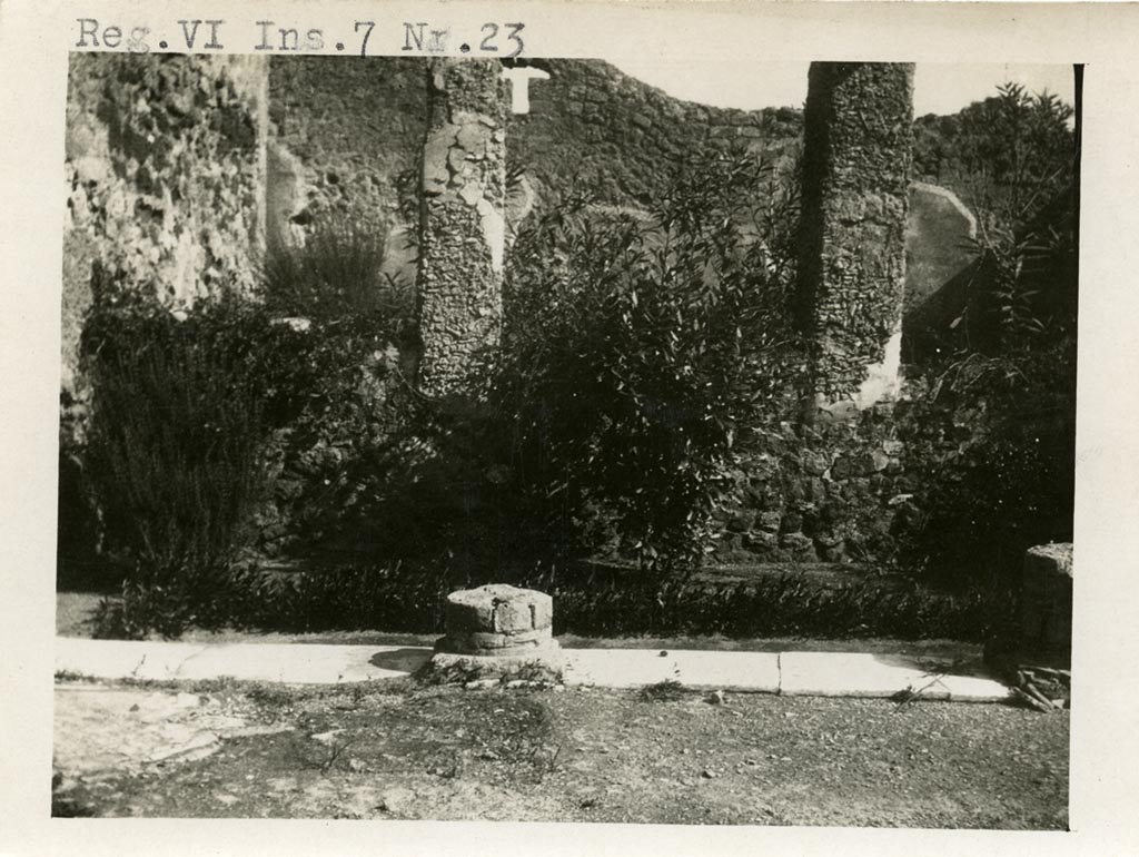 VI.7.23 Pompeii. Pre-1937-39. Looking east across garden area. 
Photo courtesy of American Academy in Rome, Photographic Archive.  Warsher collection no. 1405.

