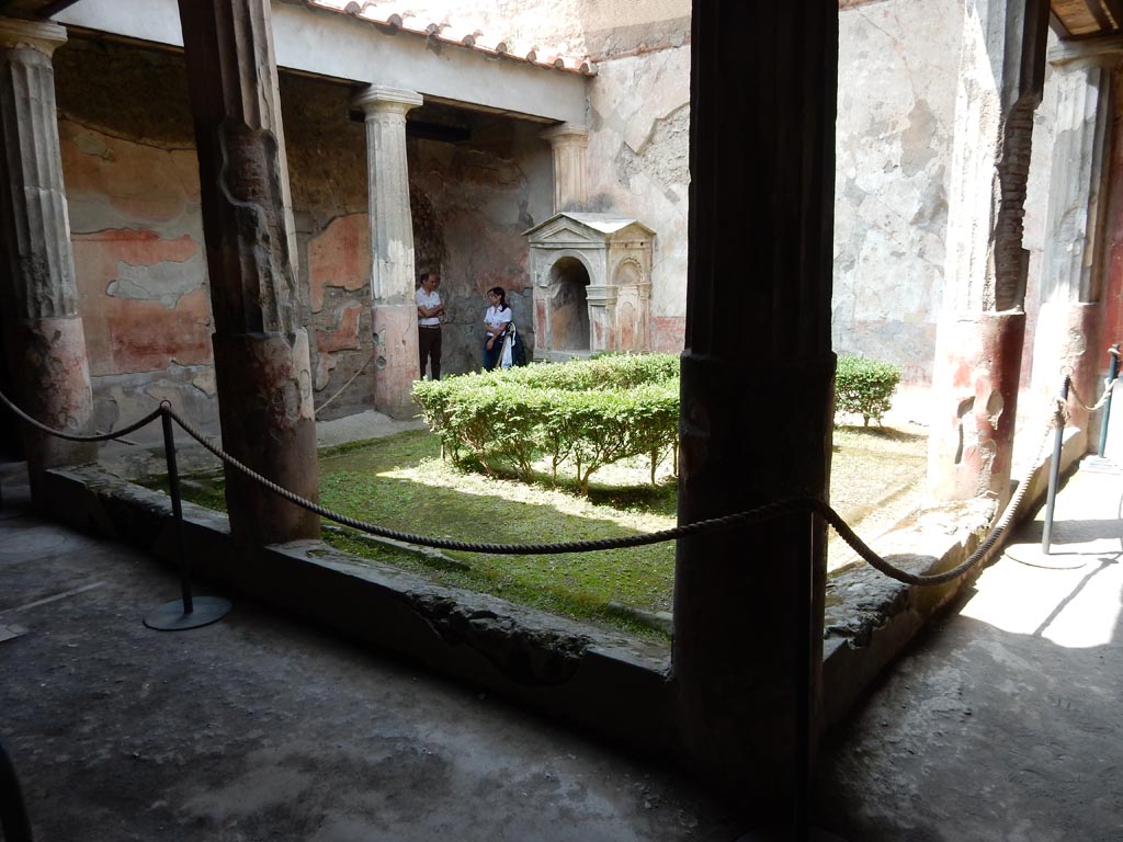 VI.8.3/5 Pompeii. May 2015. Looking across peristyle garden from south-east corner, near kitchen area. Photo courtesy of Buzz Ferebee.