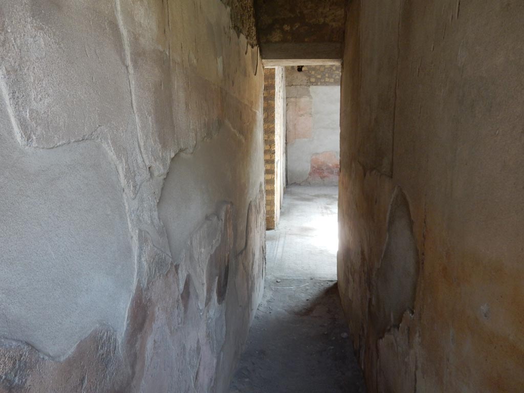 VI.8.3/5 Pompeii. May 2015. Room 5, corridor, looking south to atrium. Photo courtesy of Buzz Ferebee.