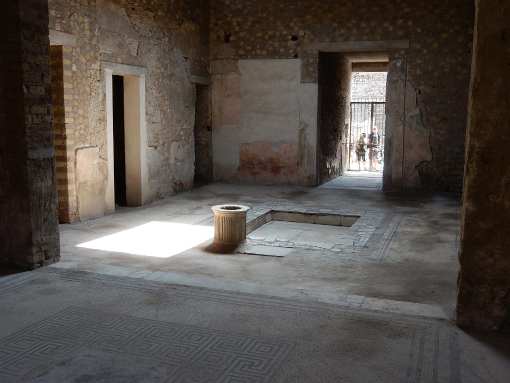 VI.8.3/5 Pompeii. May 2015. Looking south across atrium from tablinum. Photo courtesy of Buzz Ferebee.