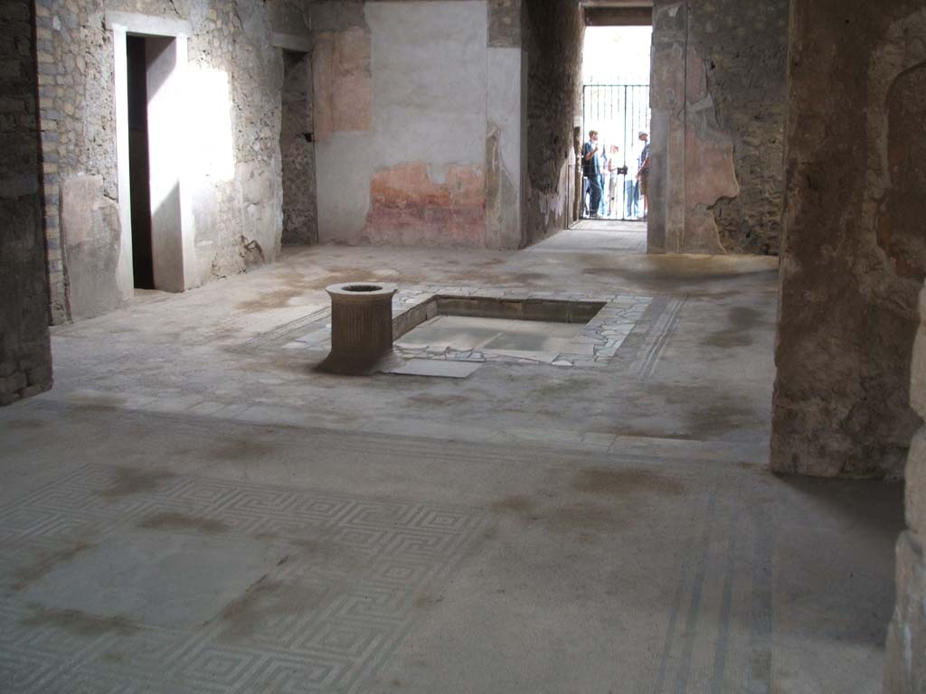 VI.8.3/5 Pompeii. May 2005. Atrium and impluvium with floor of tablinum in foreground.