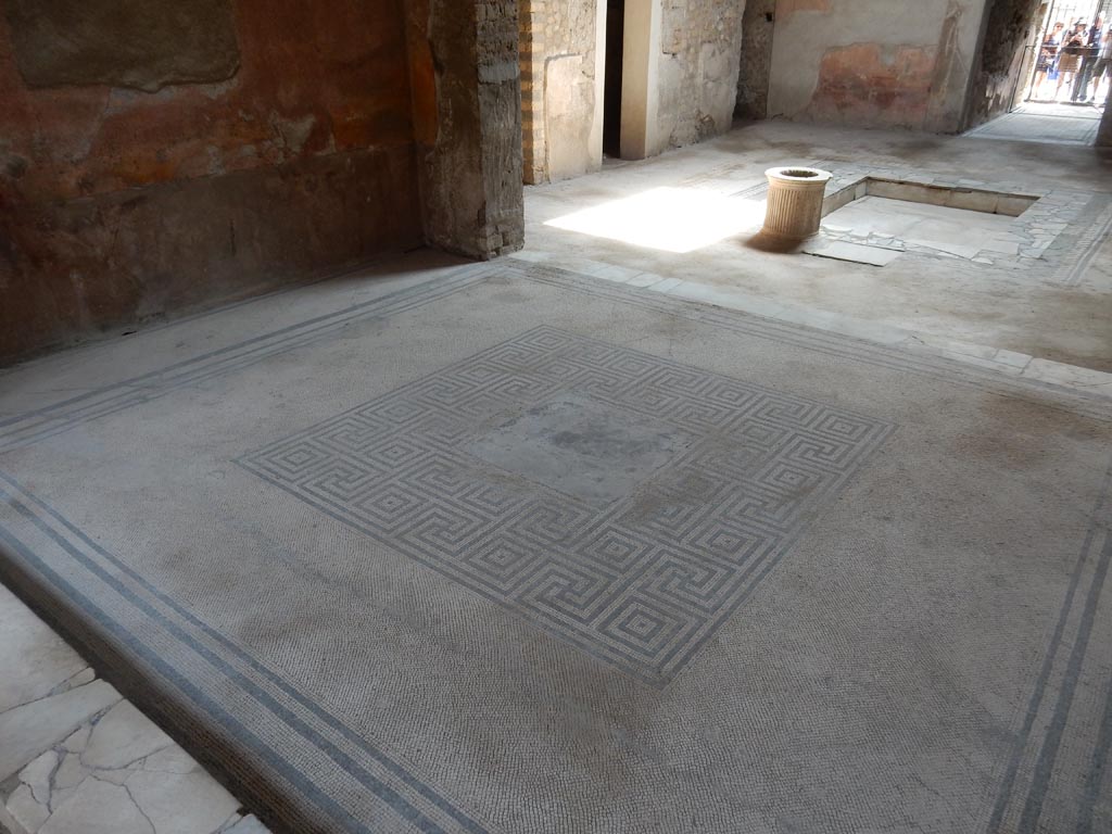 VI.8.3/5 Pompeii. May 2015. Room 6, tablinum with mosaic floor, linking VI.8.3 to VI.8.5. Photo courtesy of Buzz Ferebee.