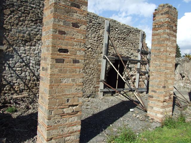 VI.8.20 Pompeii. March 2009. Doorway to room 19 on north side of peristyle.