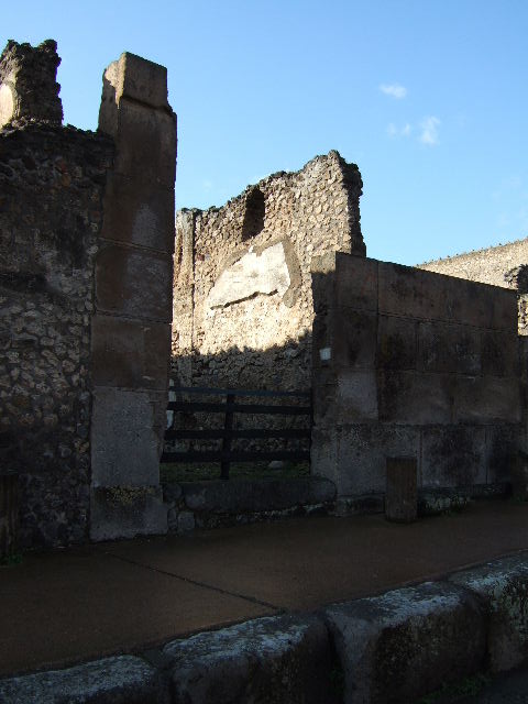 VI.8.20 Pompeii. December 2005. Looking west from entrance.