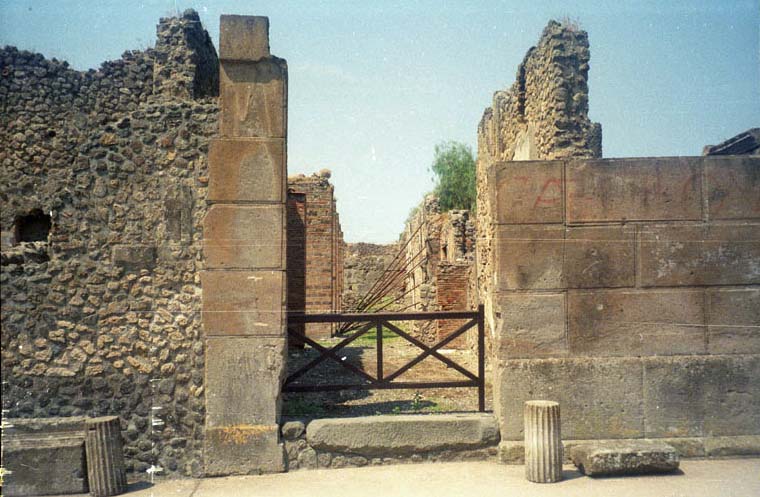 VI.8.20 Pompeii. March 2009. Room 1, entrance corridor. Looking east to entrance doorway at VI.8.20