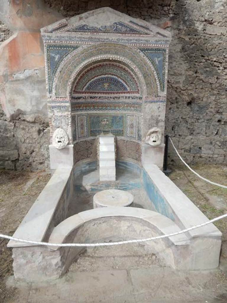 VI.8.22 Pompeii. May 2017. Large mosaic aedicula fountain. Photo courtesy of Buzz Ferebee.