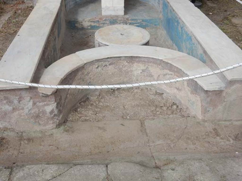 VI.8.22 Pompeii. May 2017. East end of pool of large fountain topped with white marble, with the remains of blue paint on the walls, after restoration. Photo courtesy of Buzz Ferebee.
