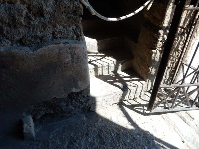 VI.8.23 Pompeii. December 2006. Decorative panelled step in tablinum.
