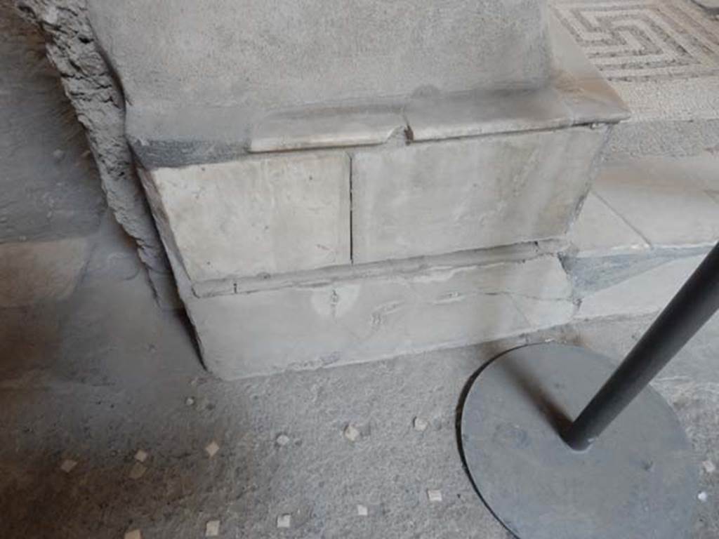 VI.8.23 Pompeii. May 2017. Marble facing on pedestal on south side of tablinum, and north of corridor to rear. Photo courtesy of Buzz Ferebee.
