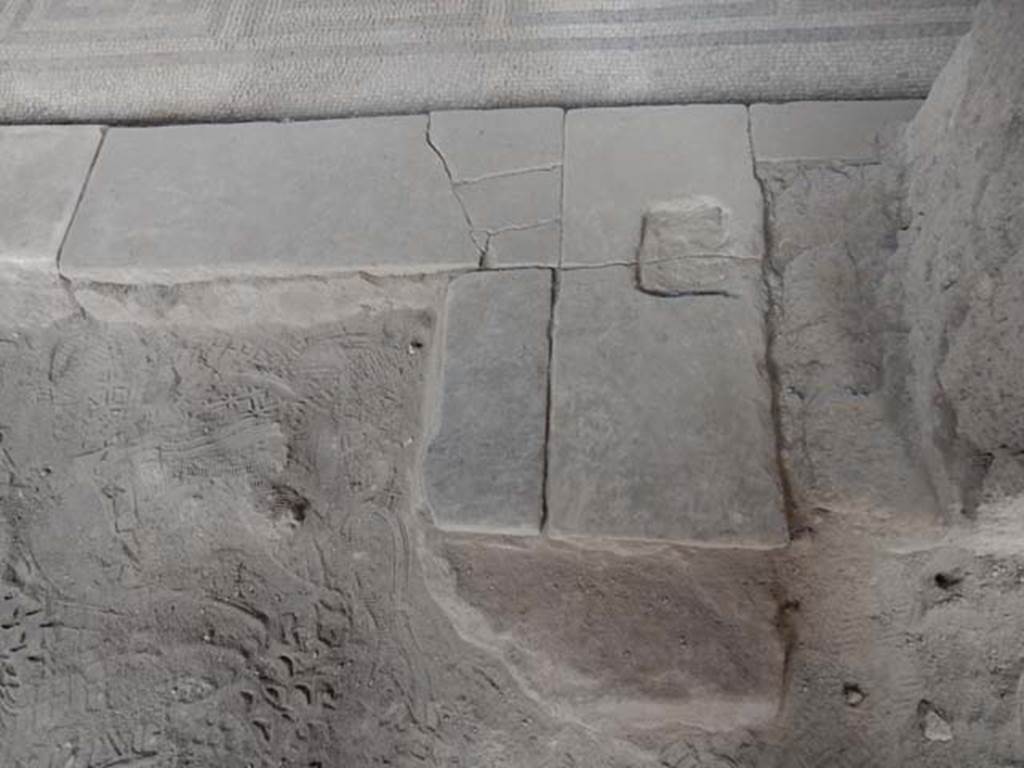 VI.8.23 Pompeii. May 2017. South end of marble threshold of doorway between tablinum and garden area. Photo courtesy of Buzz Ferebee.
