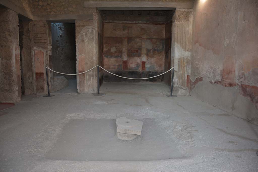 VI.8.24 Pompeii. September 2019. Looking west across atrium towards tablinum.
Foto Annette Haug, ERC Grant 681269 DÉCOR.
