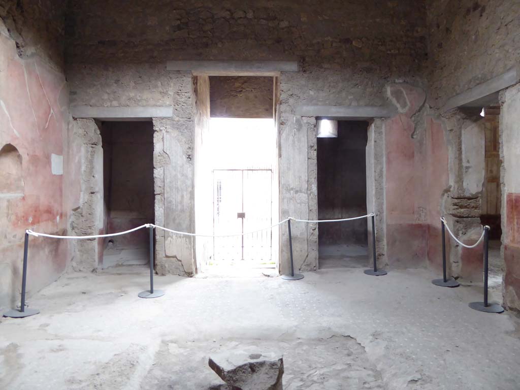 VI.8.24 Pompeii. September 2017. Looking towards east wall of atrium, with entrance doorway in centre.
Foto Annette Haug, ERC Grant 681269 DÉCOR.
