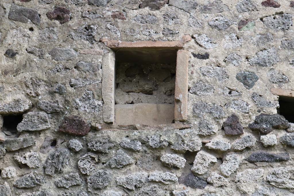 VI.9.1 Pompeii. December 2018. 
Room 18, niche or recess in south wall in the south-east corner of the garden area. Photo courtesy of Aude Durand.
