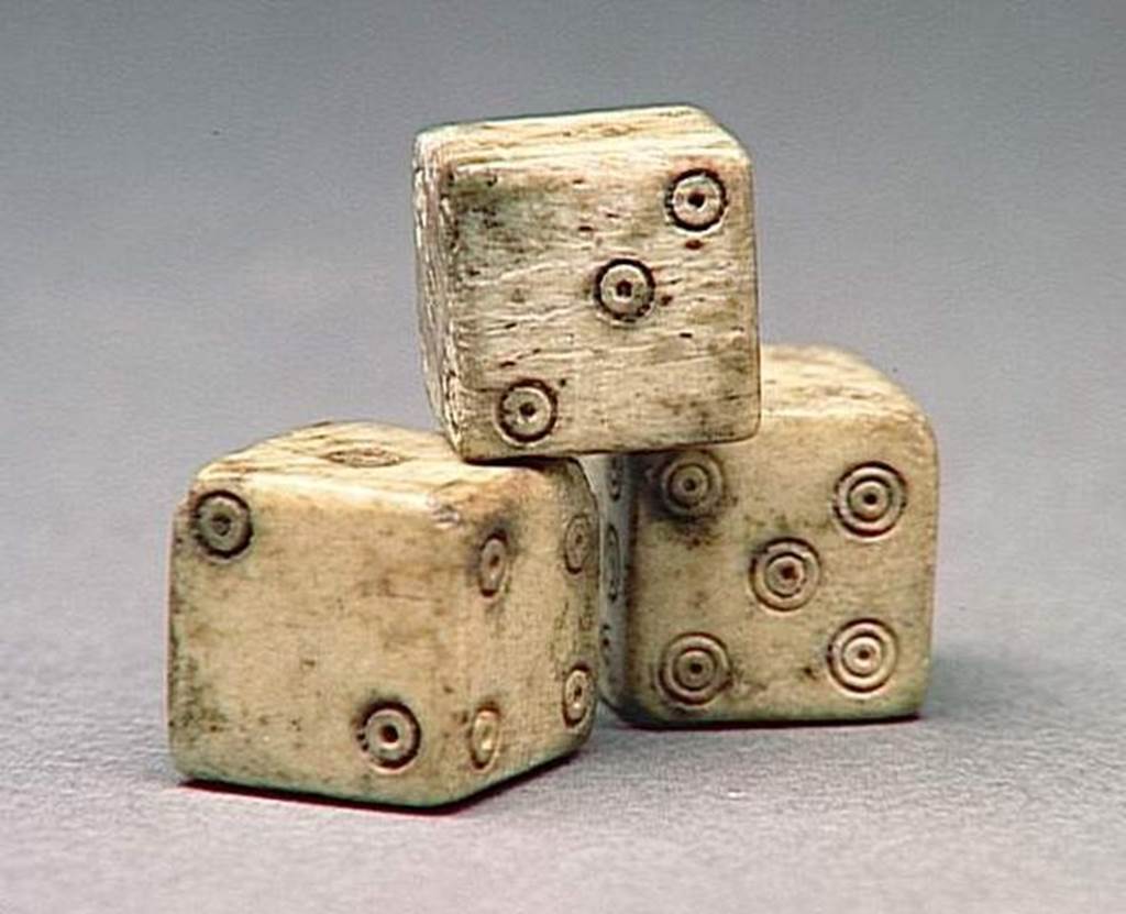 VI.9.1 Three bone or ivory dice.  Height 0.01m.  OA 1865- OA 1867 Trois ds, muse Cond, photo RMN  R.G. Ojeda
