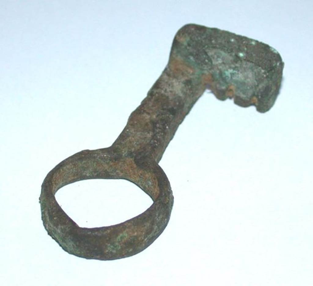 VI.9.1 Bronze key with three teeth, side 2.   Length 0.05m.  OA 2025 Clef, muse Cond, photo RMN  R.G. Ojeda