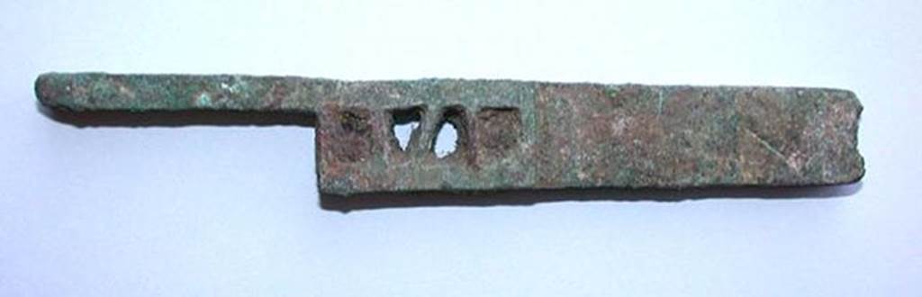 VI.9.1 Bronze cut out metal bolt, moving part of a lock. Side 2. OA 2026 Pne en mtal dcoup, pice mobile d'une serrure, muse Cond, photo RMN  R.G. Ojeda
