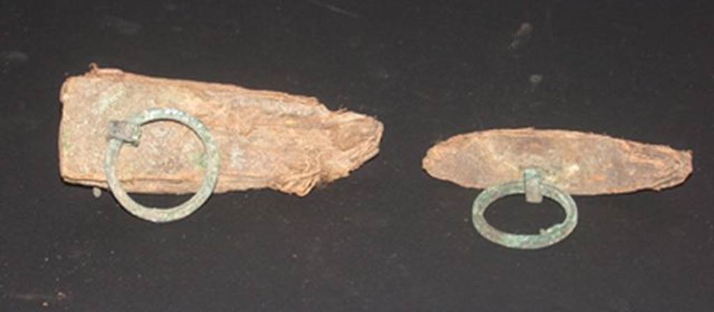 VI.9.1 Remains of wooden furniture with two bronze rings. View 1. OA 2027-2028 Elments de mobilier : anneaux, muse Cond, photo RMN  R.G. Ojeda