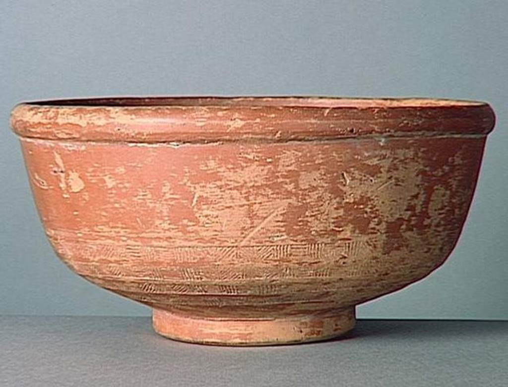 VI.9.1 Clay bowl with pattern.  Height 0.11m, diameter 0.215m.  OA 1843 Coupe, muse Cond, photo RMN  R.G. Ojeda