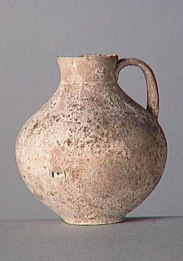 VI.9.1 Clay jug.   Height 0.085m.  OA 1853 Cruche, muse Cond, photo RMN  R.G. Ojeda