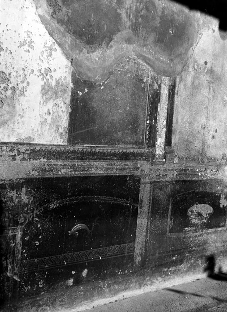 VI.9.6 Pompeii. W.1002. Peristyle 6, wall decoration from west end of north wall.
Photo by Tatiana Warscher. Photo © Deutsches Archäologisches Institut, Abteilung Rom, Arkiv.
