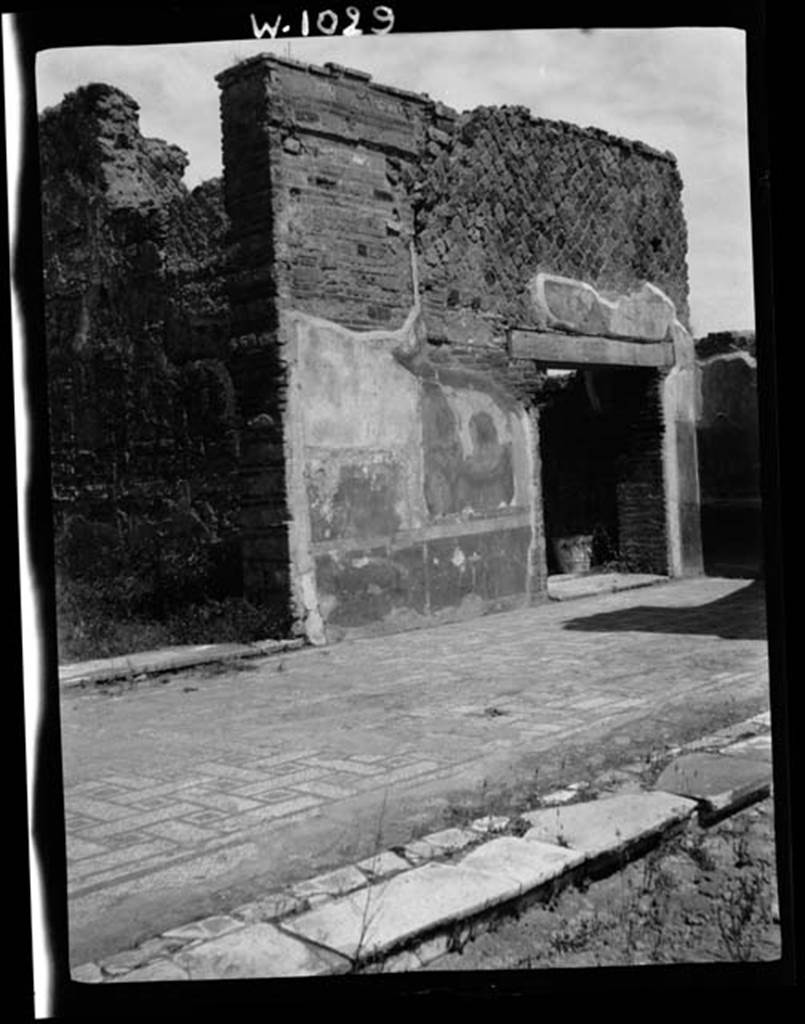 230552 Bestand-D-DAI-ROM-W.1029.jpg
VI.9.6 Pompeii. W.1029. Room 6, east wall of portico, with doorway to room 22, on left, and room 24, on right.
Photo by Tatiana Warscher. With kind permission of DAI Rome, whose copyright it remains. 
See http://arachne.uni-koeln.de/item/marbilderbestand/230552 
