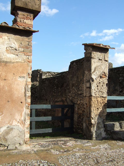 VI.10.4 Pompeii. September 2004. Looking east from entrance corridor.