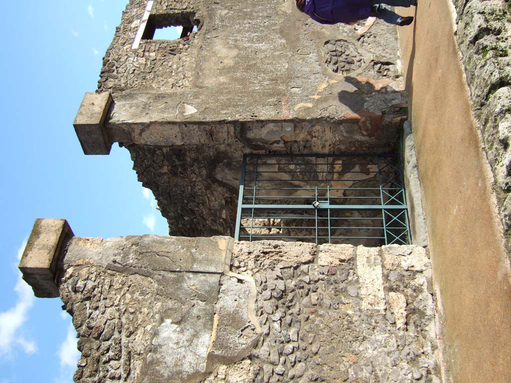VI.10.6 Pompeii. March 2009. Entrance doorway. According to Pagano and Prisciandaro, in March 1828, found painted in red on the front wall was POMPONIO in big letters. This gave the name to the owner of the house.
M(arcum) Pomponium aed(ilem) v(irum) b(onum)    [CIL IV 27]
See Pagano, M. and Prisciandaro, R., 2006. Studio sulle provenienze degli oggetti rinvenuti negli scavi borbonici del regno di Napoli.  Naples : Nicola Longobardi,  (p. 138)  PAH II, 204-5; III, (dated 19th December 1827) 84.
