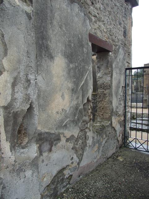 VI.10.6 Pompeii. March 2009. Doorway to room 2, on north side of entrance.