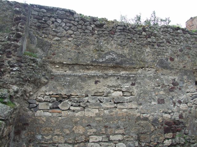 VI.10.7 Pompeii.  March 2009.  Room 15.  Garden area.  North side.  Arched recess 21.