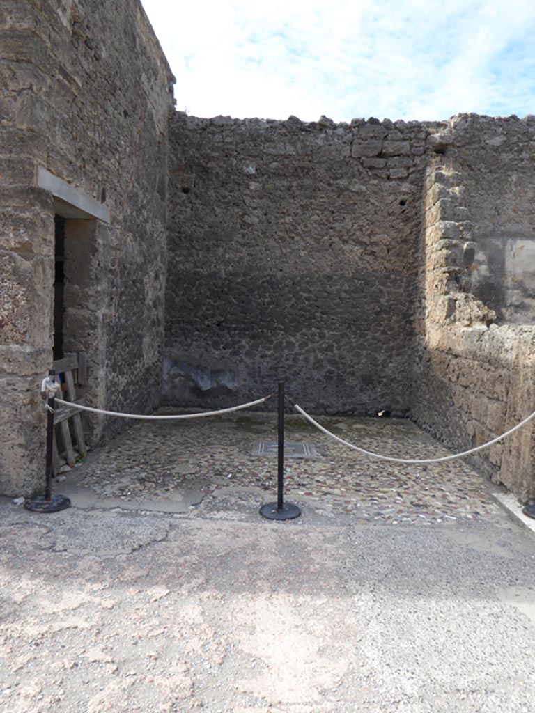 VI.12.2 Pompeii. September 2015. West Ala 29, looking across Primary Atrium.
Foto Annette Haug, ERC Grant 681269 DÉCOR.
