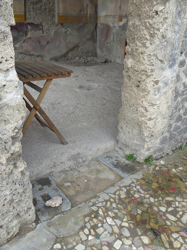 VI.12.2 Pompeii. September 2017. West Ala 29, doorway threshold in south wall into room 32. 
Foto Annette Haug, ERC Grant 681269 DÉCOR.


