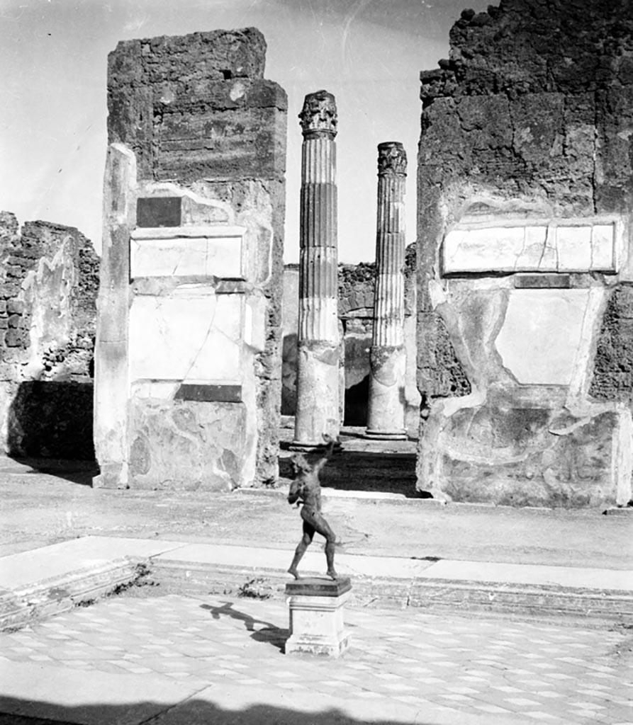 VI.12.2 Pompeii. W.1123. 
Looking across impluvium towards east side of atrium, and doorway to west ala 11 and atrium of VI.12.5, in centre.
Photo by Tatiana Warscher. Photo © Deutsches Archäologisches Institut, Abteilung Rom, Arkiv. 
