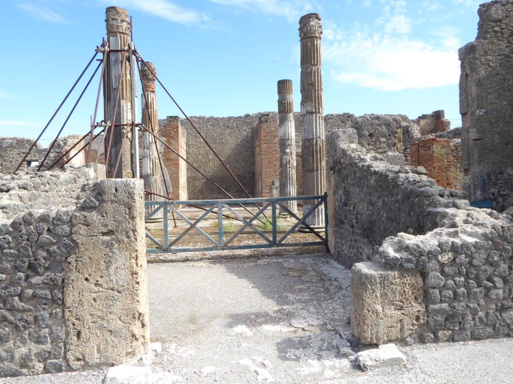 VI.12.2 Pompeii. September 2015. West Ala 11, looking east across doorway threshold/sill towards Secondary Atrium 7.
Foto Annette Haug, ERC Grant 681269 DÉCOR.
