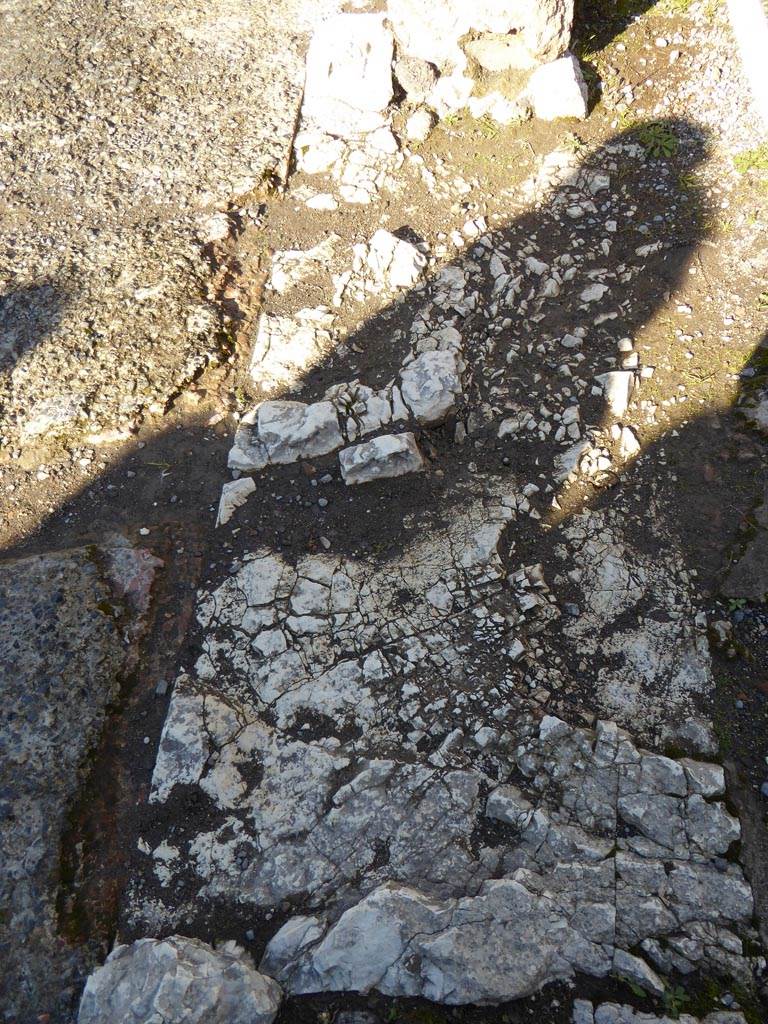 VI.12.2 Pompeii. January 2017. West Ala 11, doorway threshold/sill, looking towards north end.
Foto Annette Haug, ERC Grant 681269 DÉCOR.
