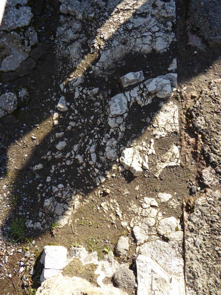 VI.12.2 Pompeii. January 2017. 
West Ala 11, detail of doorway threshold/sill, with Primary Atrium, on right.
Foto Annette Haug, ERC Grant 681269 DÉCOR.
