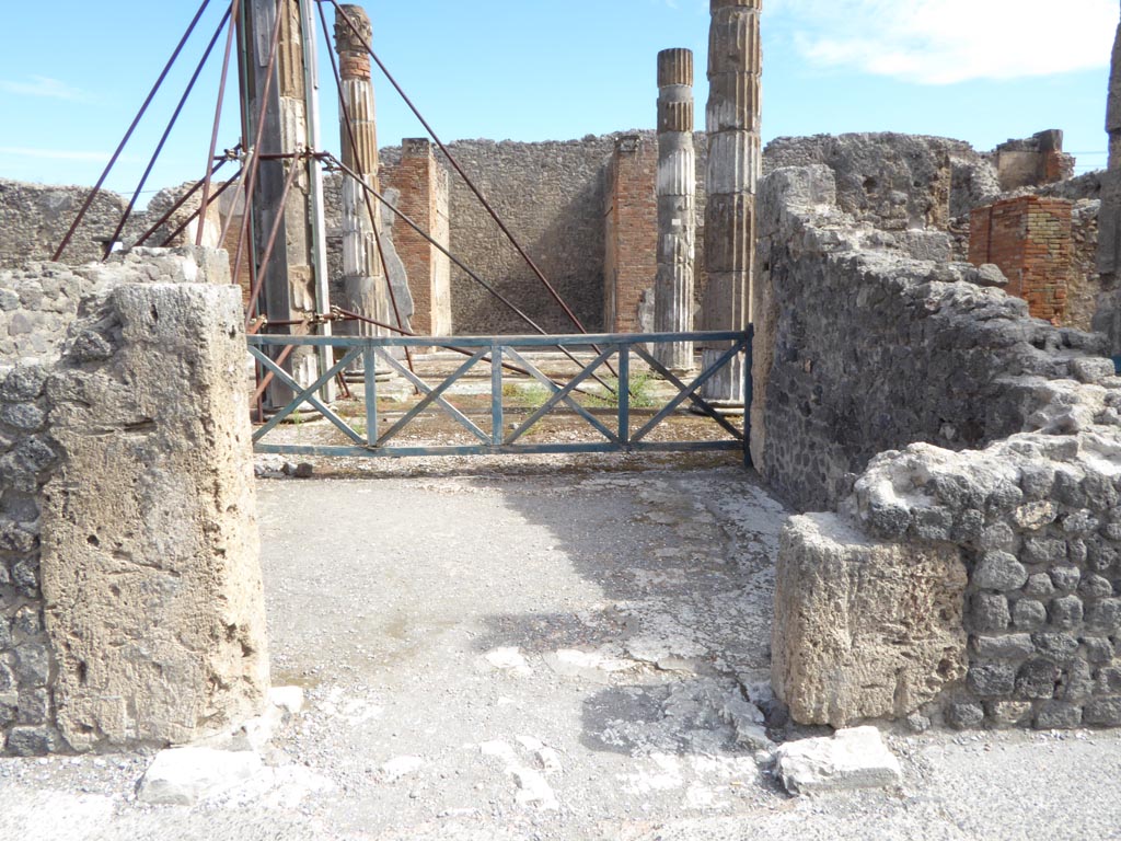 VI.12.2 Pompeii. September 2015. West Ala 11, looking east into Secondary Atrium 7, from Primary Atrium.
Foto Annette Haug, ERC Grant 681269 DÉCOR.
