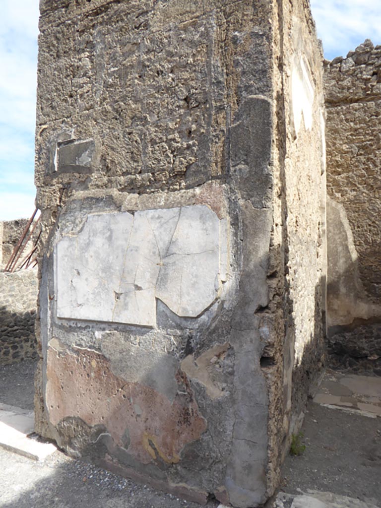 VI.12.2 Pompeii. September 2015. 
Pilaster on east wall of atrium, between doorway to room 10, on left and cubiculum 28, on right.
Foto Annette Haug, ERC Grant 681269 DÉCOR.
