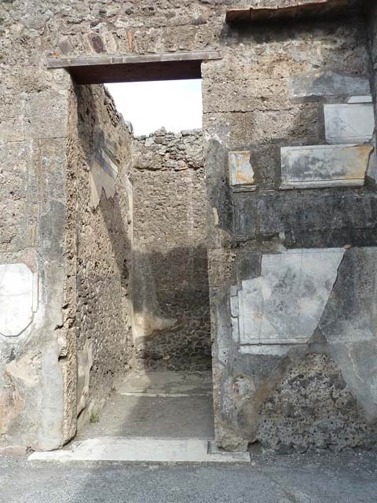 VI.12.2 Pompeii. September 2015. Doorway to cubiculum in south-east corner of atrium. Looking east.