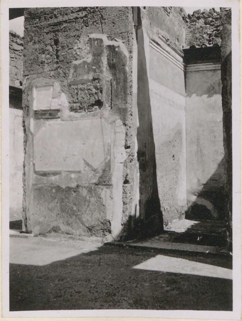 VI.12.2 Pompeii. Pre-1943. Doorway to cubiculum 28 in south-east corner of atrium. Looking east.
See Warscher, T. (1946). Casa del Fauno, Swedish Institute, Rome. (p.19, n.22).
