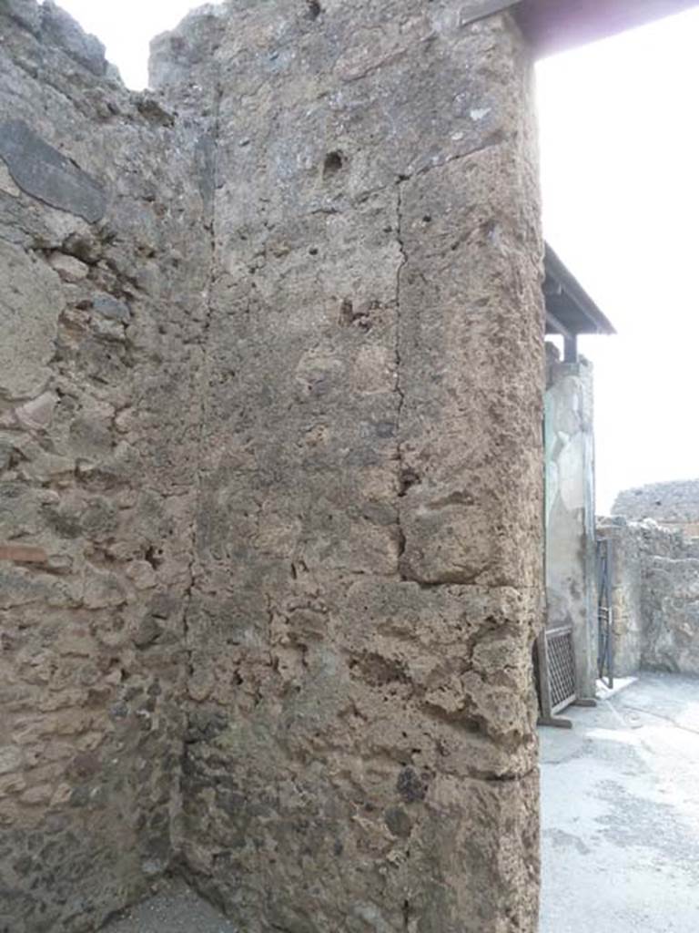VI.12.2 Pompeii. September 2015. West wall of cubiculum with doorway to south-east corner of atrium.