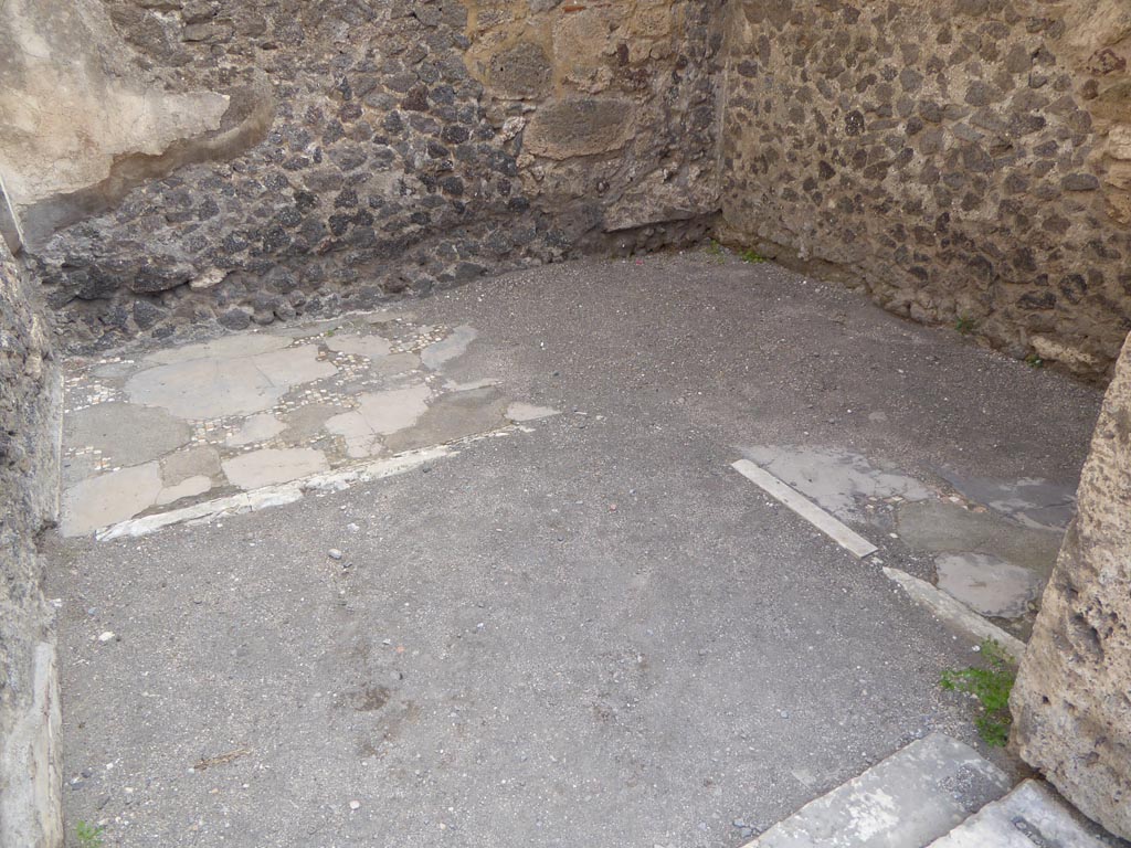 VI.12.2 Pompeii. September 2015. Cubiculum 28, looking south-east across flooring from doorway.
Foto Annette Haug, ERC Grant 681269 DÉCOR.
