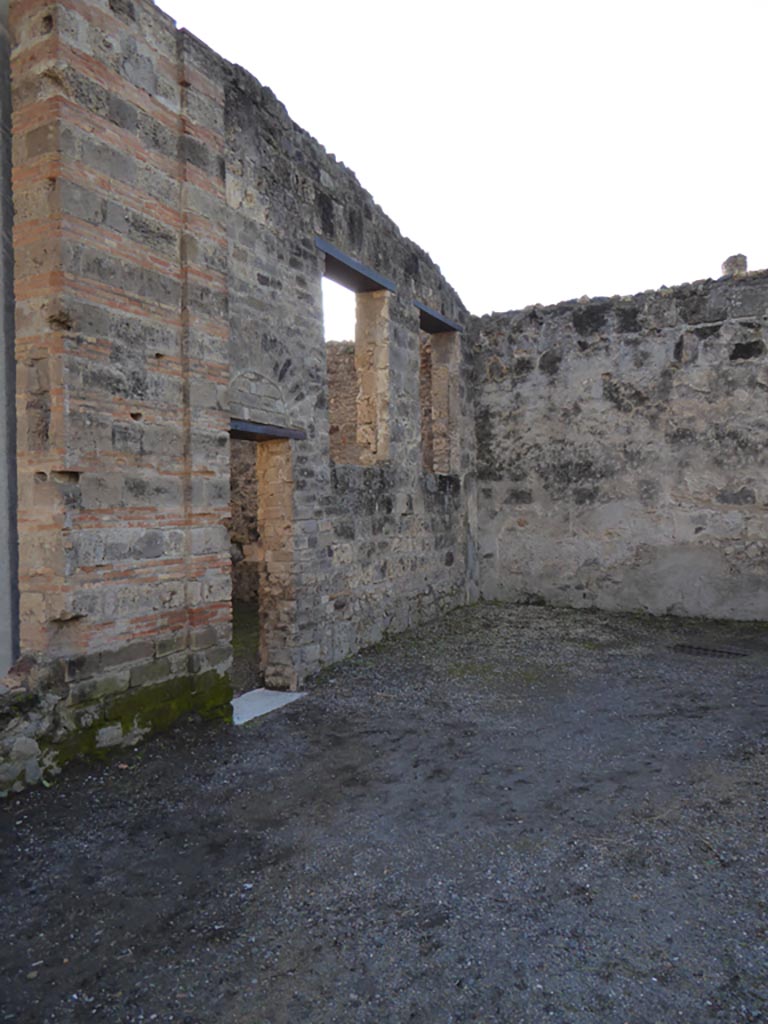 VI.12.2 Pompeii. January 2017. Looking west along south portico of rear peristyle towards doorway to room 44.
Foto Annette Haug, ERC Grant 681269 DÉCOR.
