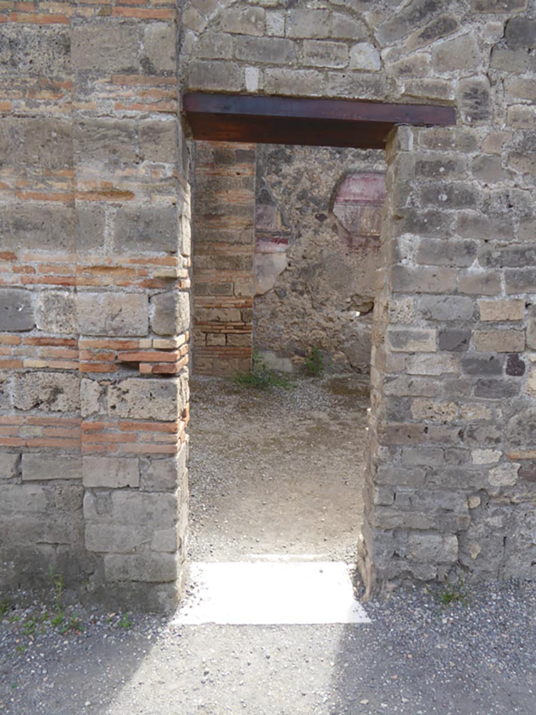 VI.12.2 Pompeii. September 2015. Doorway into room 44.
Foto Annette Haug, ERC Grant 681269 DÉCOR.
