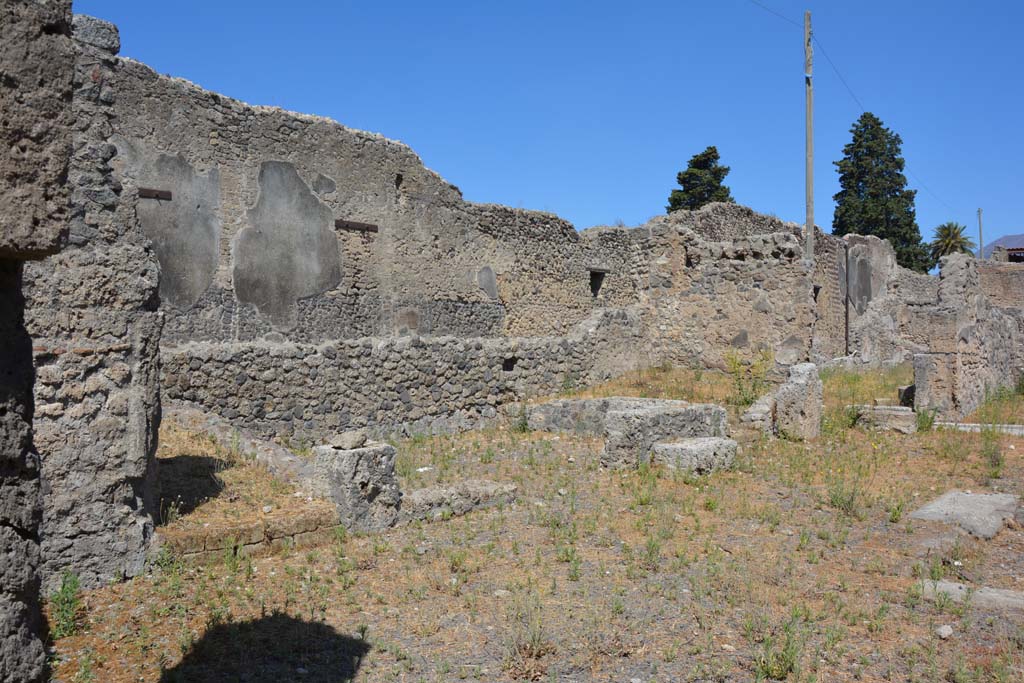 VI.13.2 Pompeii. July 2017. Looking towards west side of atrium and site of demolished cubiculum, and other rooms.
Foto Annette Haug, ERC Grant 681269 DÉCOR.
